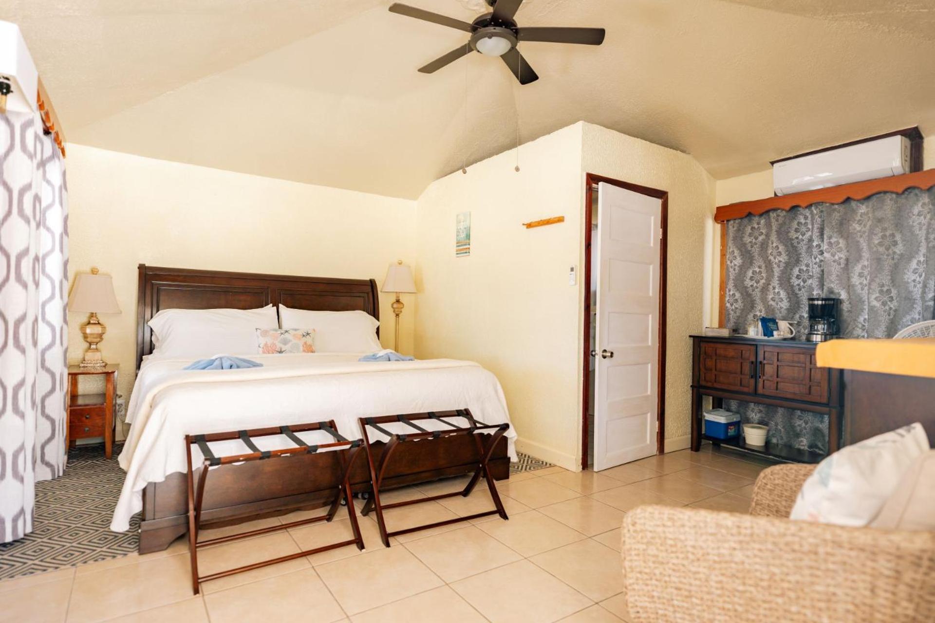 Blue Marlin Beach Resort Dangriga Eksteriør bilde