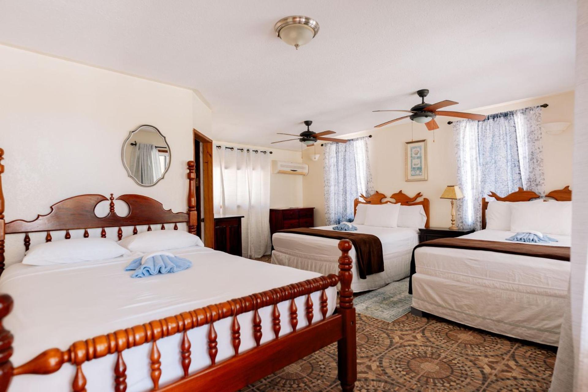 Blue Marlin Beach Resort Dangriga Eksteriør bilde